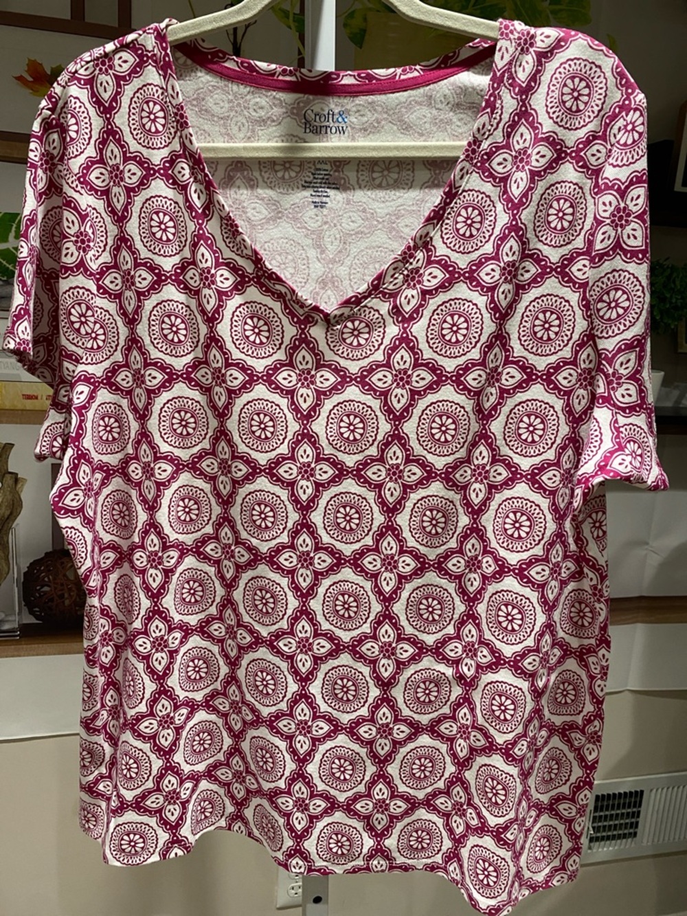 croft & barrow White and Pink Geometric V-Neck Short Sleeve Top XXL. Ptp is 25.